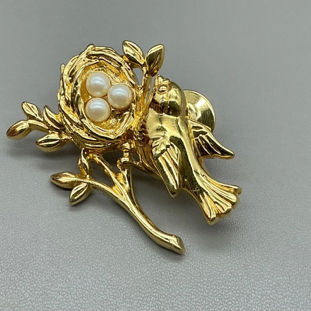 Bird Nest Pin Brooch Women Gold Tone Faux Pearl Accents Vintage Style Accessory